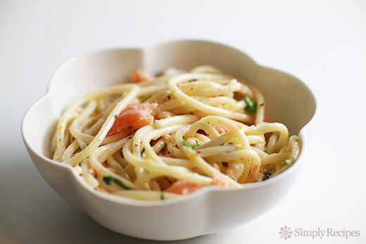 Salad of smoked salmon with cream cheese