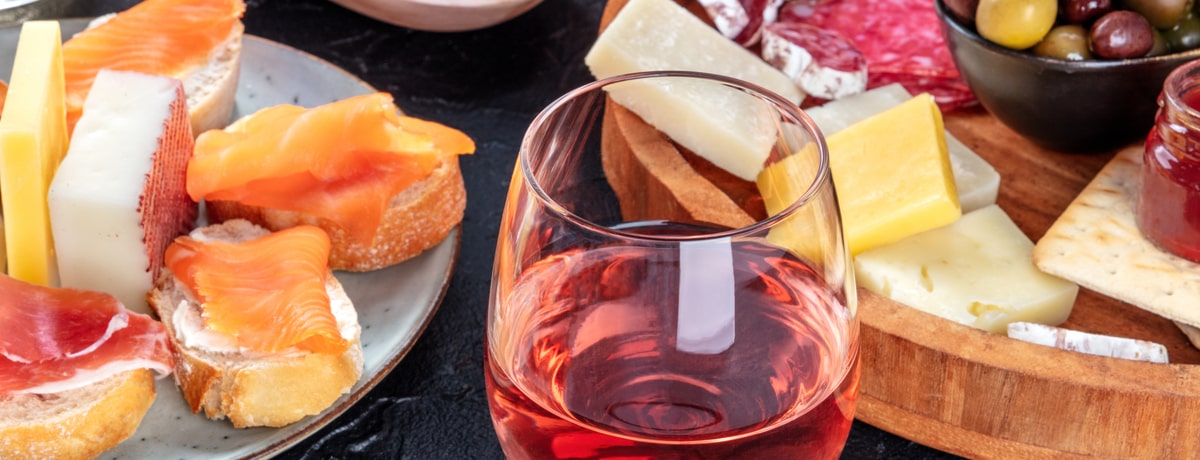 Pairing smoked salmon with different cheeses and crackers for a charcuterie board